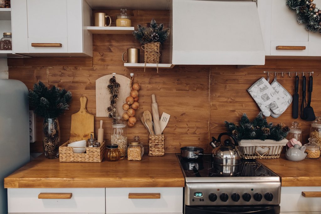 Cocina rústica con acabados de madera y decoración cálida, diseñada con materiales de calidad de SUMCO.